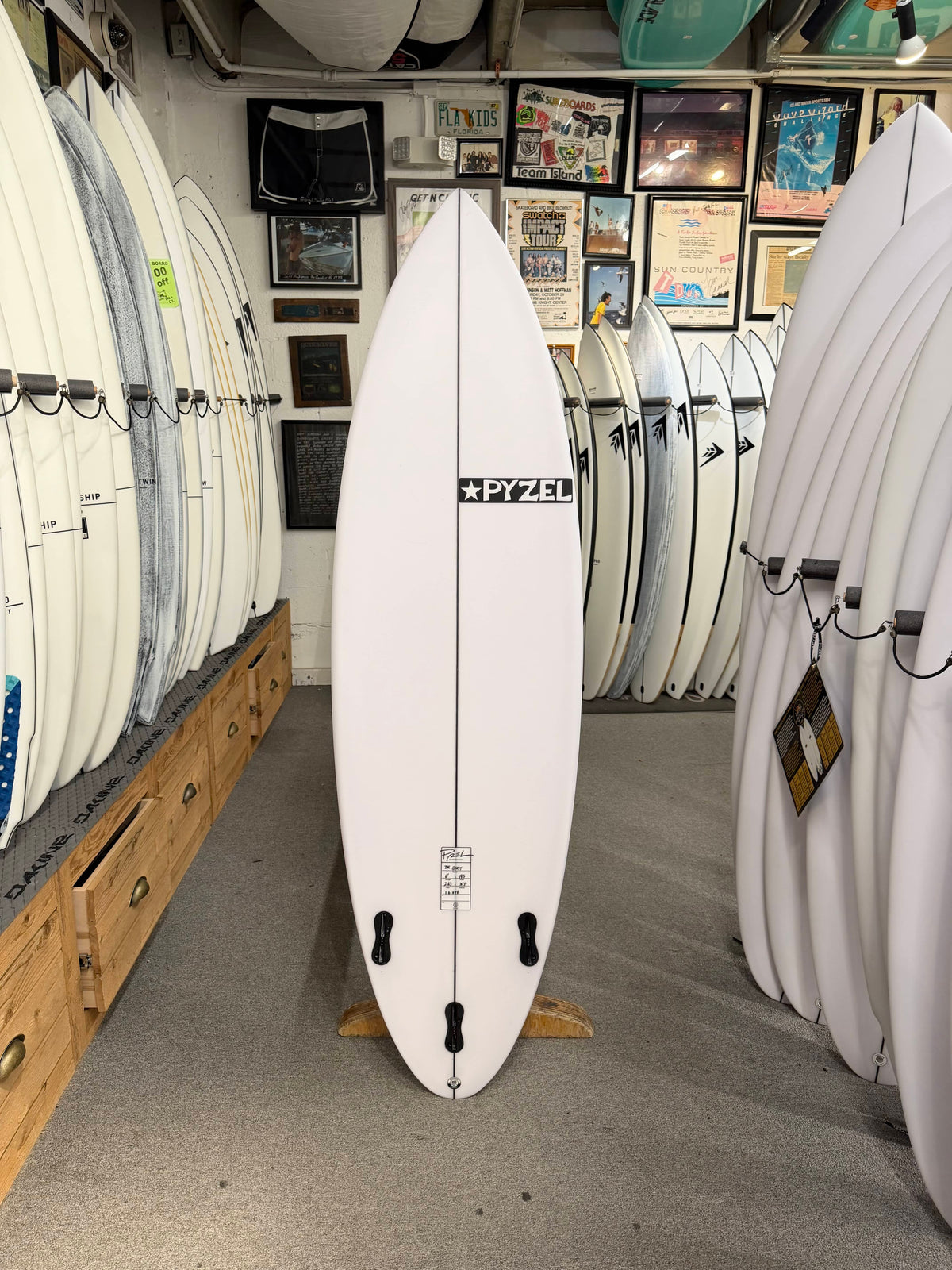 Pyzel Surfboards Ghost 3-Fin FCS2 6ft1in