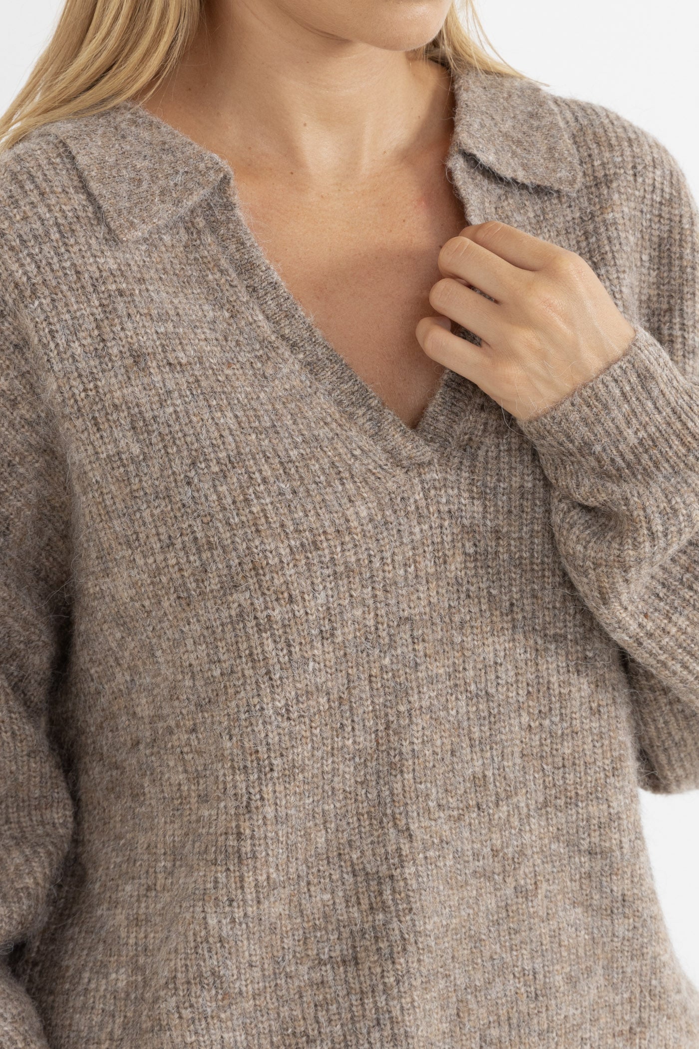 RHYTHM QUINN V-NECK COLLARED JUMPER OAT-OATMEAL 4L