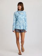 Free Fly Women's Bamboo Lightweight Hoodie II Seasmoke Camo - Surf Blue S