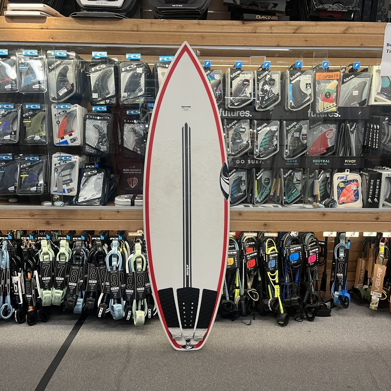 5ft8in Sharp Eye Disco II, Consignment