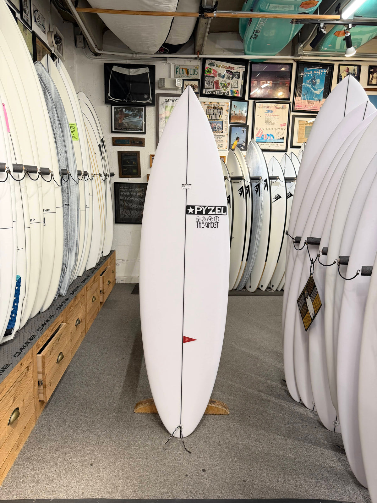 Pyzel Surfboards Ghost 3-Fin FCS2 6ft1in